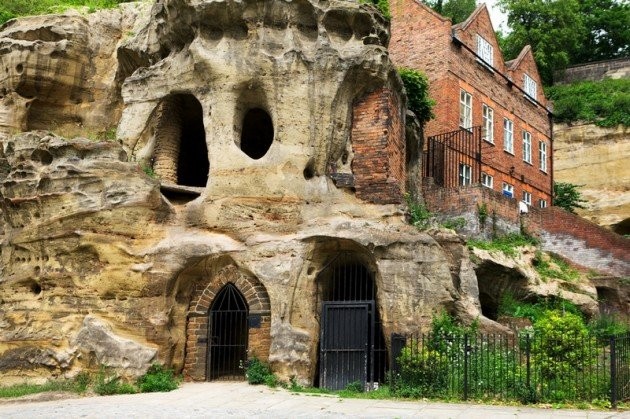 Caves in Nottingham, Anh Là một điểm thu hút du khách ở Nottingham trong đó bao gồm một mạng lưới các hang động được chạm khắc bằng đá sa thạch đã được sử dụng nhiều cách khác nhau trong những năm qua như một xưởng thuộc da, hầm ngôi nhà công cộng, và như một shelte cuộc không kích